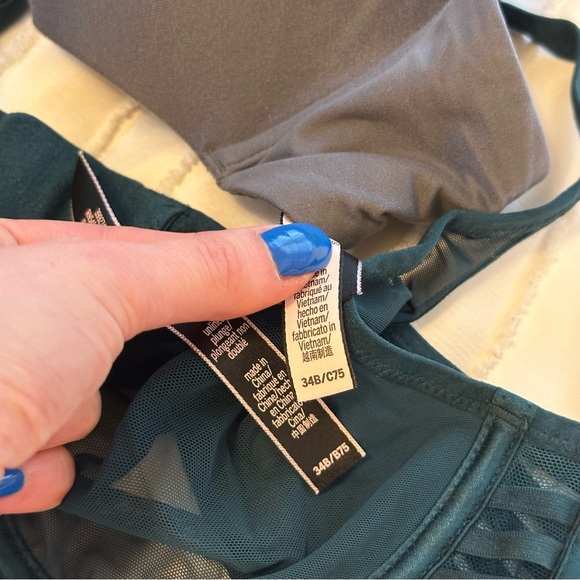 Bundle of 2 Victorias Secret bras sz 34B - Picture 2 of 3